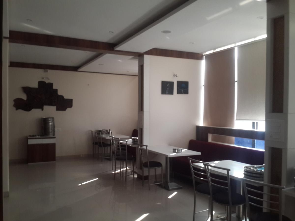 Hotel Holiday Era Opposite Railway Station Αουρανγκαμπάντ Εξωτερικό φωτογραφία
